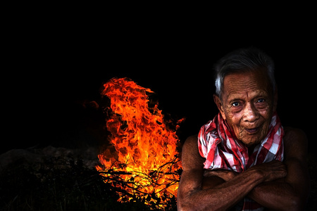 老男人微笑着坐在火边