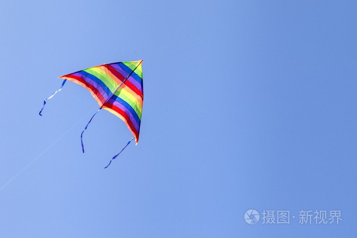 一只风筝在湛蓝的天空上孤立