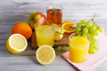 汁的新鲜的水果，灰色的木桌上的眼镜