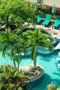 在热带海滩，泰国酒店游泳池