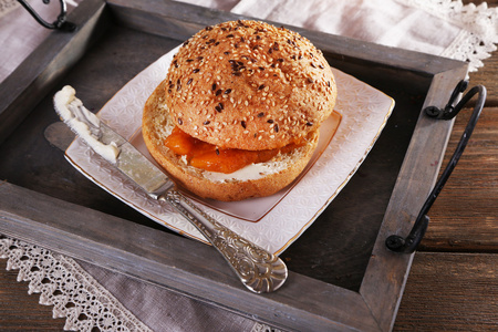 美味面包用自制的果酱，木制的桌子上
