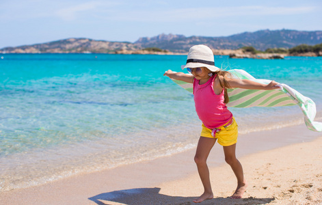 用毛巾，很开心的沙滩上跑步的漂亮小姑娘