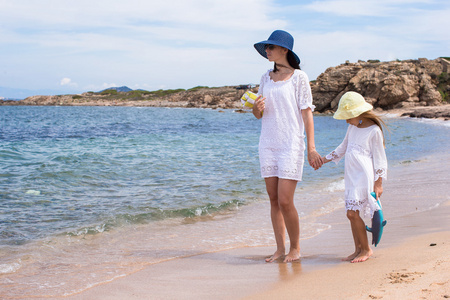 ung mamma och hennes bedrande lilla dotter under sommarlovet年轻的