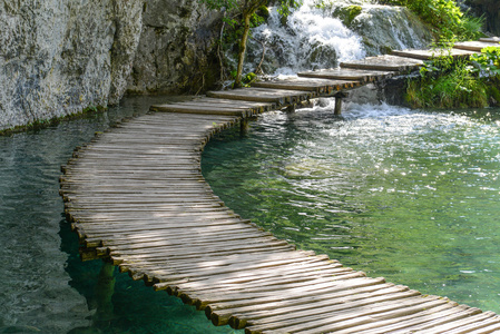 徒步旅行在湖边的木浮桥