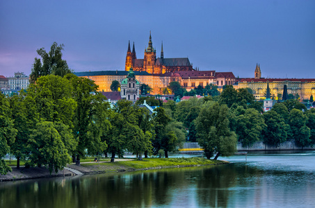 晚上，布拉格，捷克共和国的城堡和伏尔塔瓦河流域