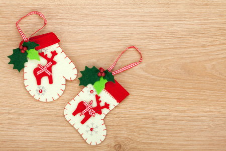 圣诞节的手套和袜子装饰图片