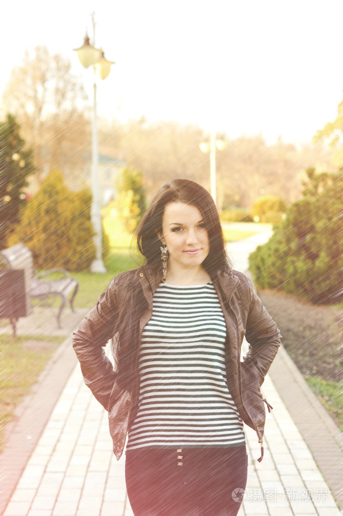 年轻漂亮的女人在秋天朴英
