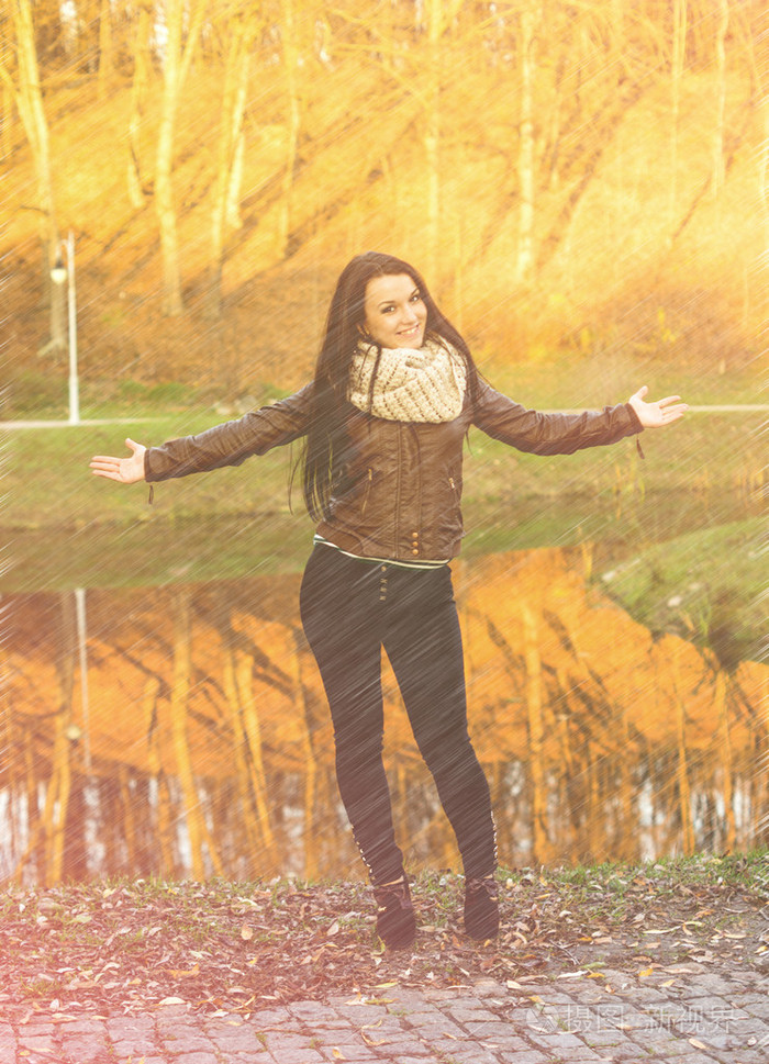 年轻漂亮的女人在秋天朴英