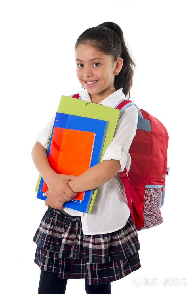 可爱的学校小女孩背着书包背包和微笑的书籍