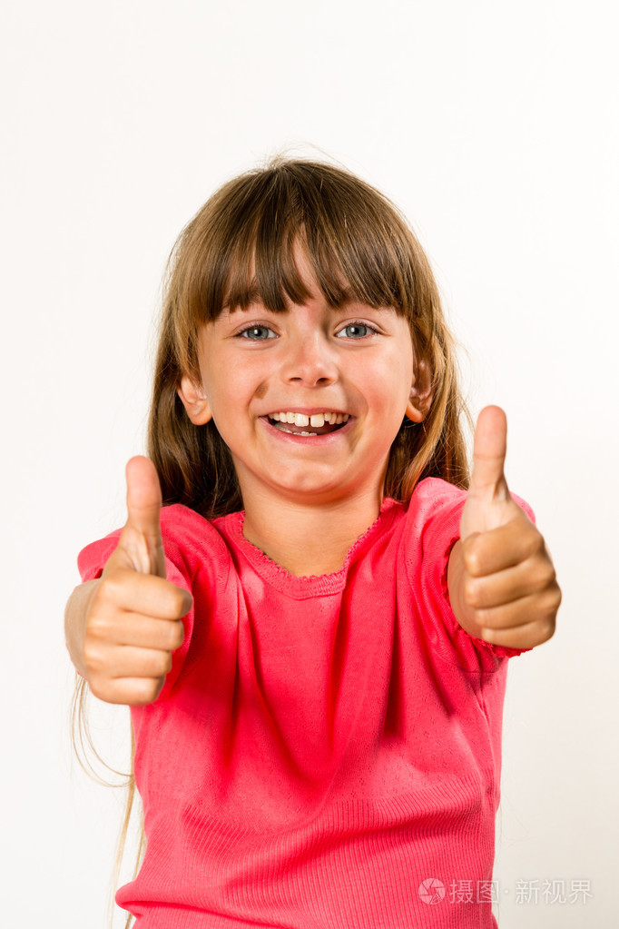 竖起大拇指的女孩