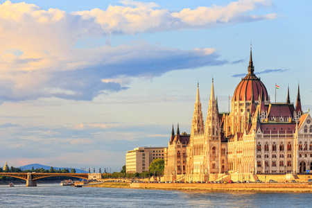 匈牙利国会大厦在布达佩斯，由教科文组织世界遗产站点