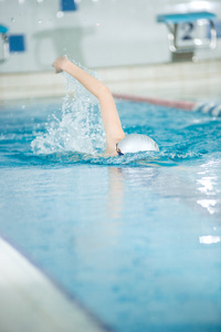 女孩游泳自由泳描边样式