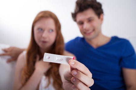 年轻夫妇与妊娠测试阴性