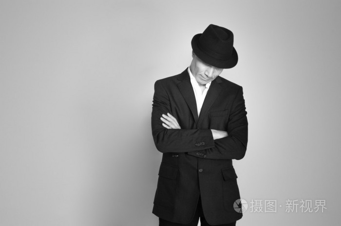 戴着黑色帽子的男人