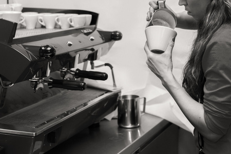 女人煮咖啡