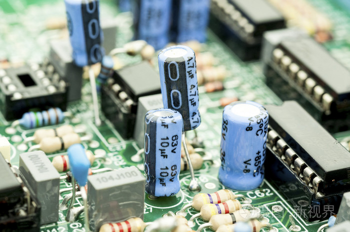在电路板上的电子元件