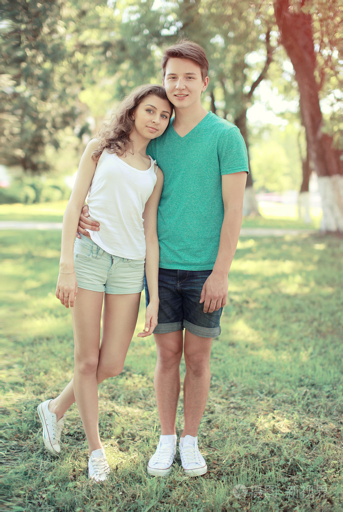 老式的夏天肖像现代情侣青少年在公园里,你