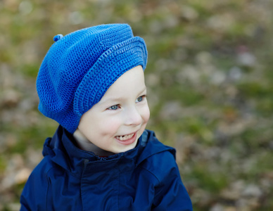 滑稽的小男孩，在蓝色的帽子
