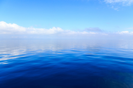 蓝色的海洋水与云在背景中