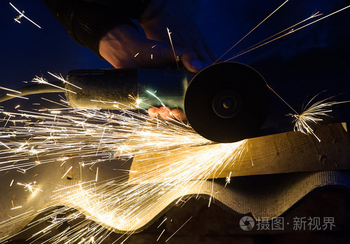 金属研磨在钢管上