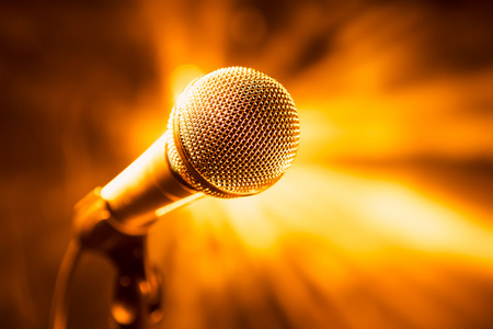 老式金色麦克风和红色窗帘背景.3d 渲染 il金色的老式麦克风与翅膀.