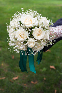 在新娘的手中的白色花束