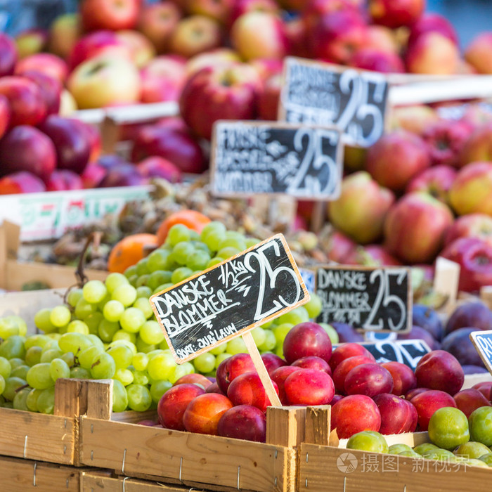 绿色和红色的苹果，在当地的市场，在哥本哈根，丹麦