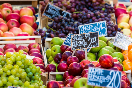 在哥本哈根，丹麦的农产品市场上的新鲜水果