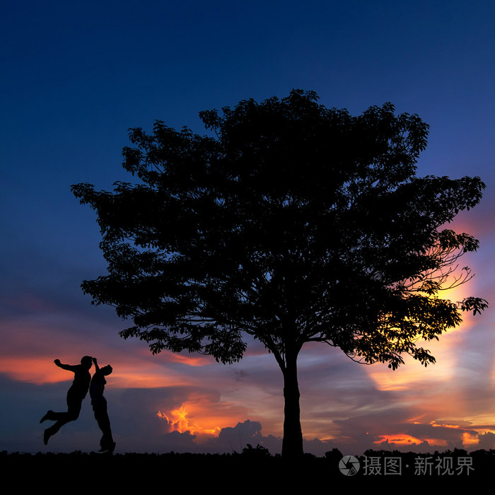 轮廓的树木和快乐的男人