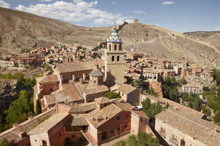 如诗如画的城镇，在西班牙。古民居和教堂钟塔。一个
