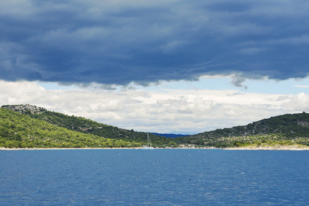 亚德里亚海蓝色乌云下的海岸线