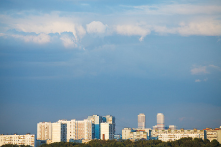 黄昏的天空，在都市区在夏天日落景色