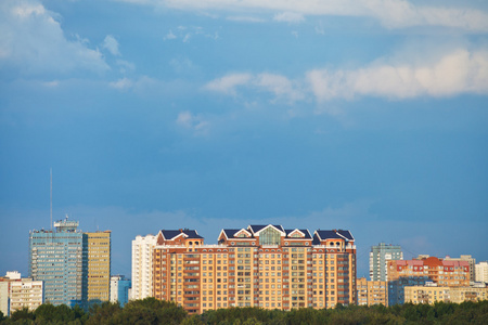 蓝色黄昏的天空，在都市区