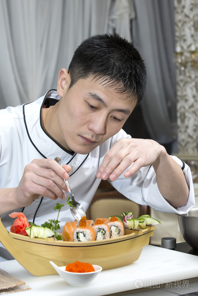 日本厨师在餐厅制作寿司卷