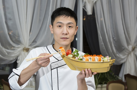 日本厨师在餐厅制作寿司卷