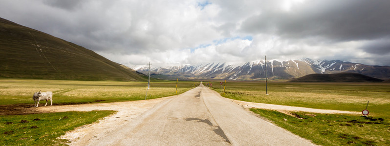 恶劣的天气去 castelluccio，意大利的路上