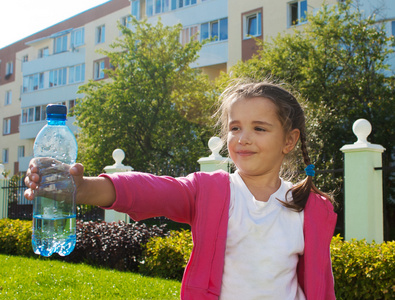 提供用水的塑料瓶的女孩