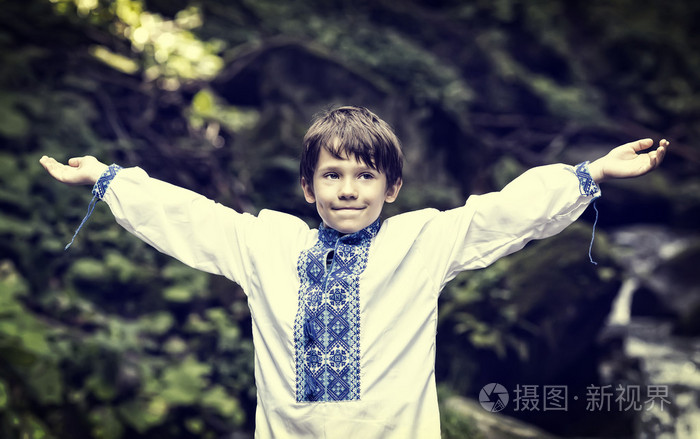 小男孩穿着传统乌克兰衣服