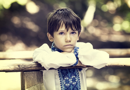 小男孩穿着传统乌克兰衣服