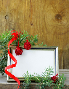 圣诞黄金木框和枞树枝