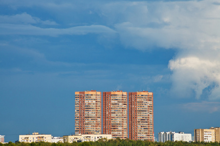 暗蓝色雨上空多层的楼房图片