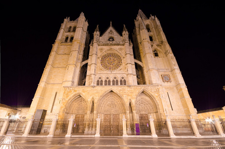 到了晚上，利昂，西班牙的莱昂大教堂