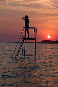 在上述托斯卡纳海滩夕阳的女人