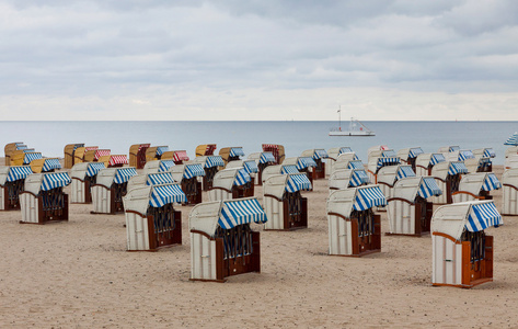 戴兜帽的沙滩椅 strandkorb 在波罗的海海岸