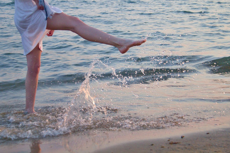 在上述托斯卡纳海滩夕阳的女人