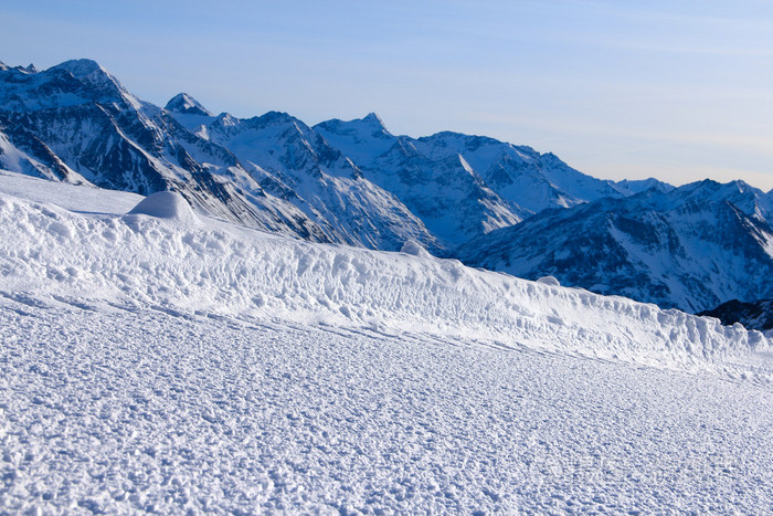 斜坡上滑雪度假村