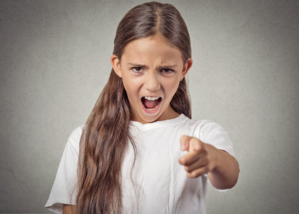 愤怒的青少年女孩尖叫着你的手指照片