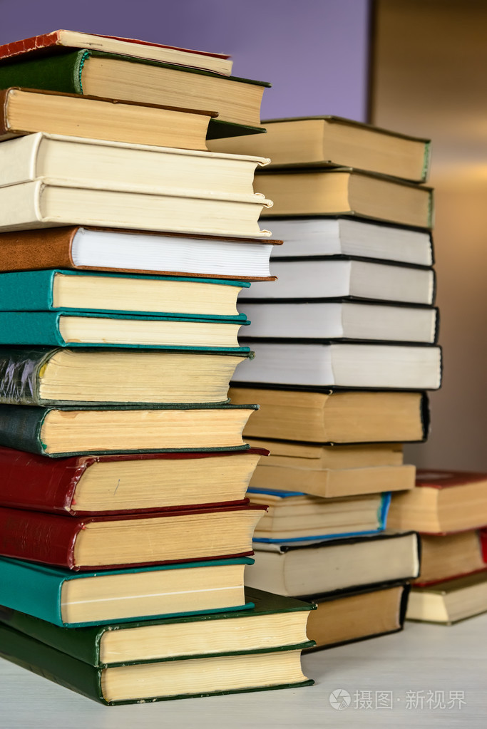 堆栈的桌子上的书