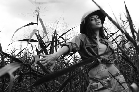 safari 女人在沼泽黑与白
