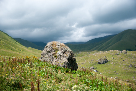 在山中徒步旅行